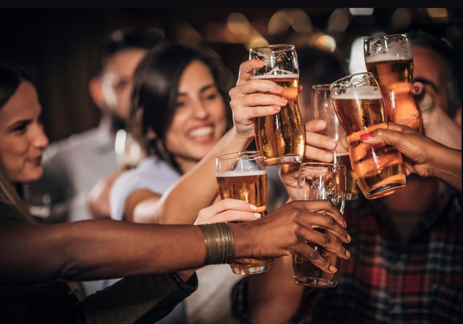 Groupe trinquant bières